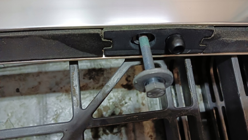 Audi a4 b8 рестайлинг  рейлинг крышный левое  avant хром винтики втулки 15r Доставка