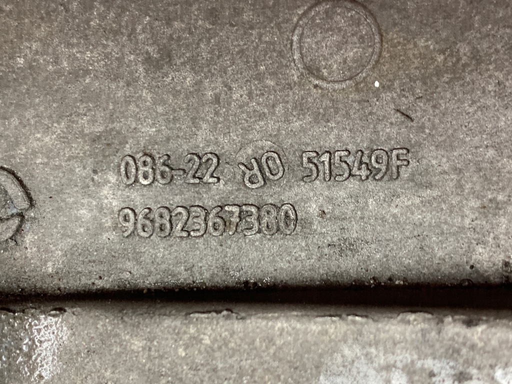 Citroen оригінальний номер 9682367380 кронштейн генератора Доставка