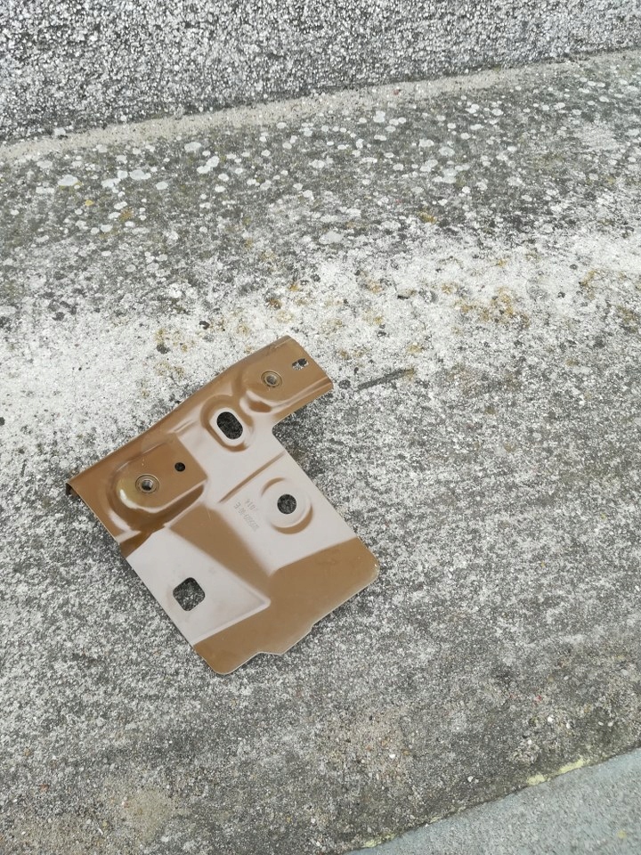 Купить Tesla 3 кронштейн лампы задний правой новый оригинал