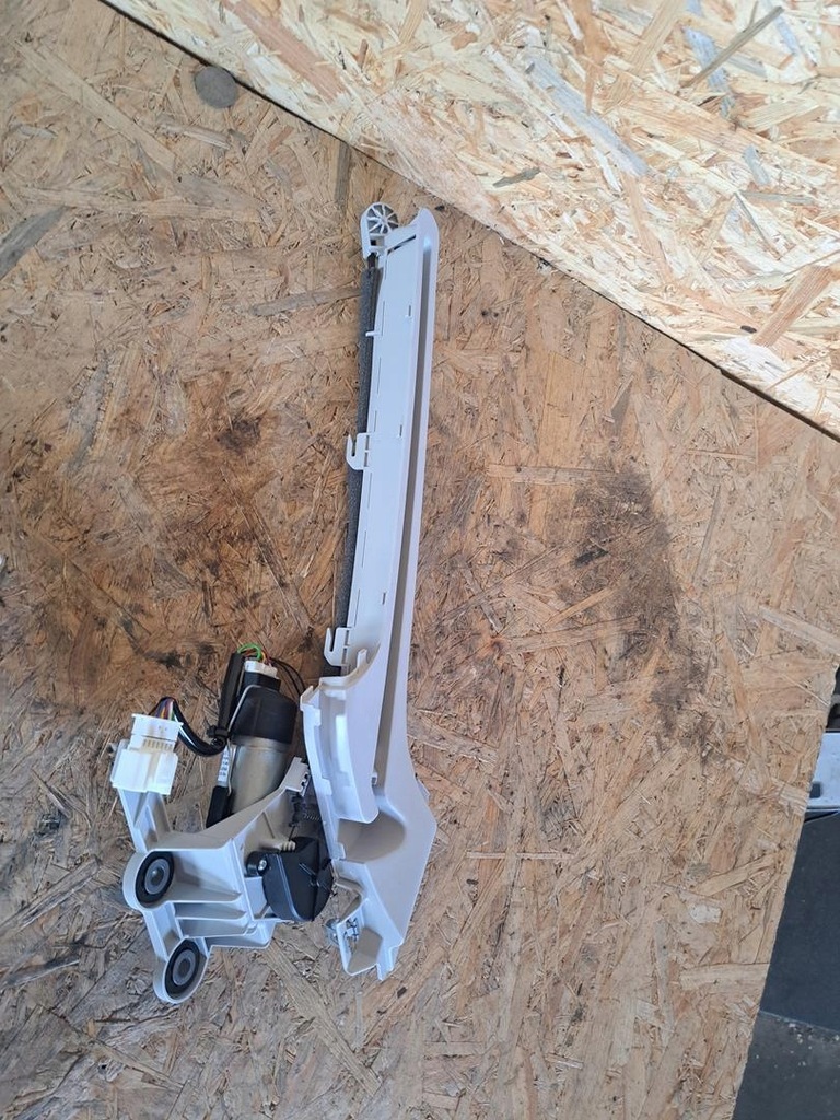 фото №7, Mercedes w206 podajnik шторка правий напрямна