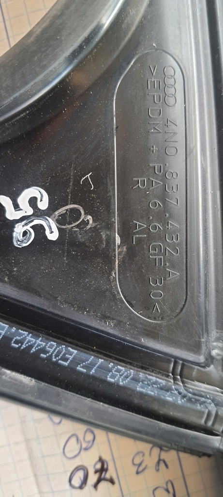 фото №8, Audi a8 d5 прокладка стекло правый перед 4n0837432a