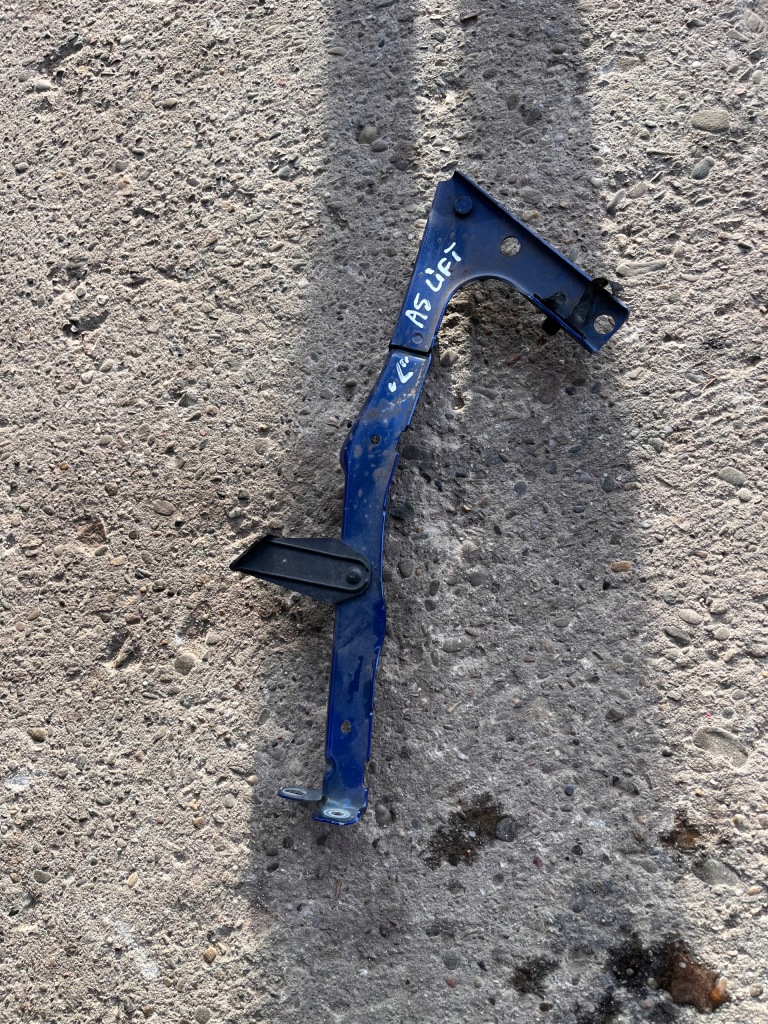 фото №1, Audi a5 8t lift кронштейн крыла левая