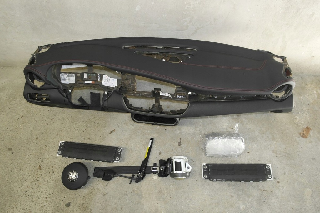 фото №1, Alfa romeo giulia quadrifoglio панель приладів консоль полиця pas подушка безпеки панель приладів ремені