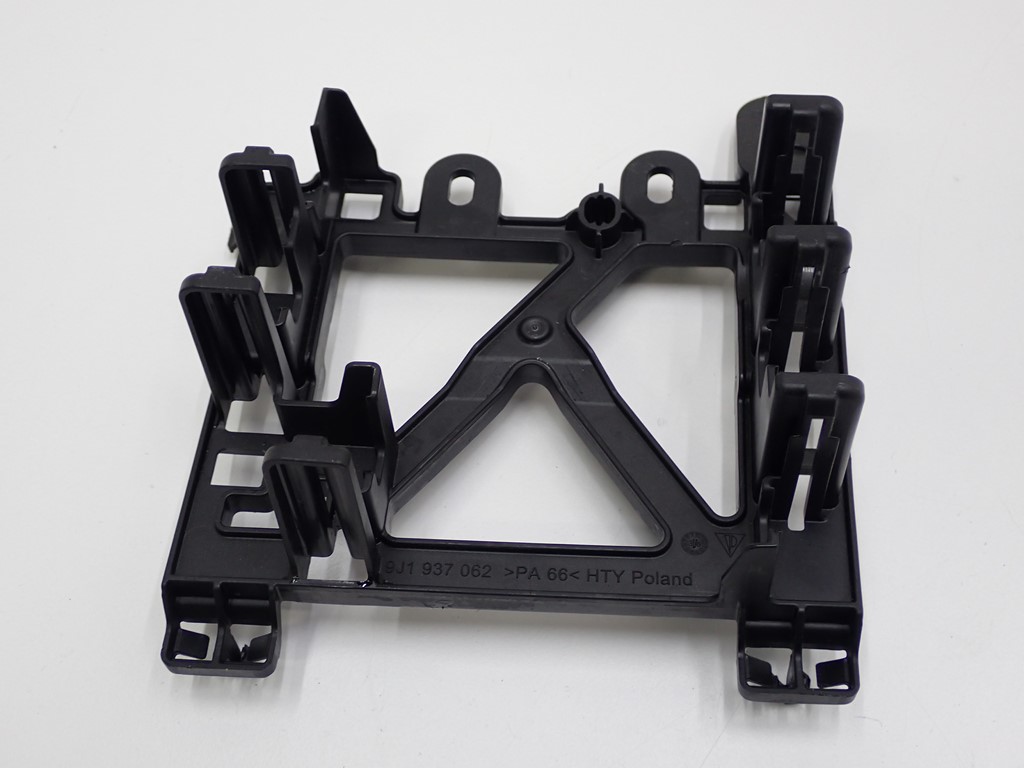 фото №1, Кронштейн кронштейн основание направляющая porsche taycan 21r