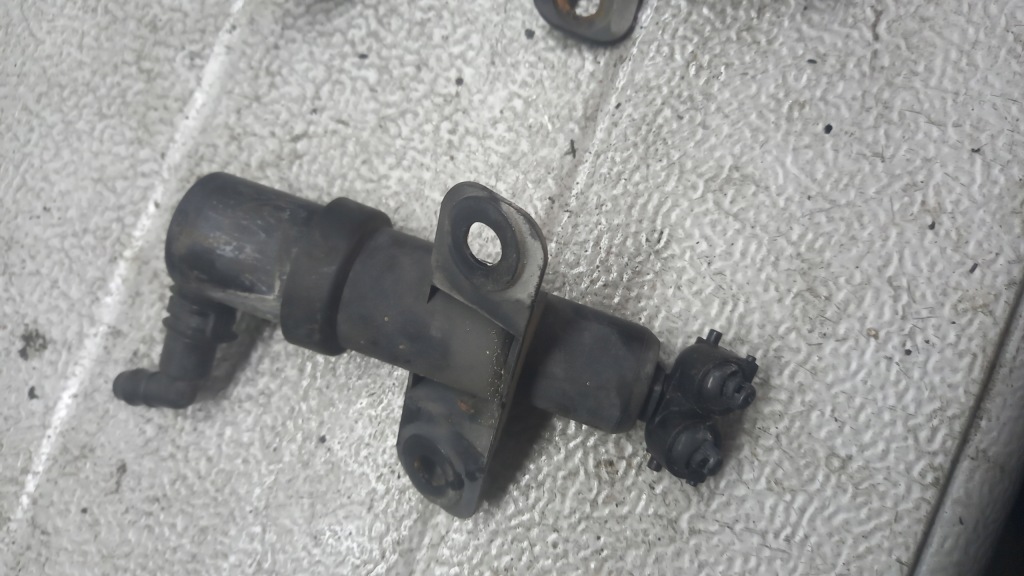 фото №1, Омыватель левый перед mazda 5 06r 2.0crd van