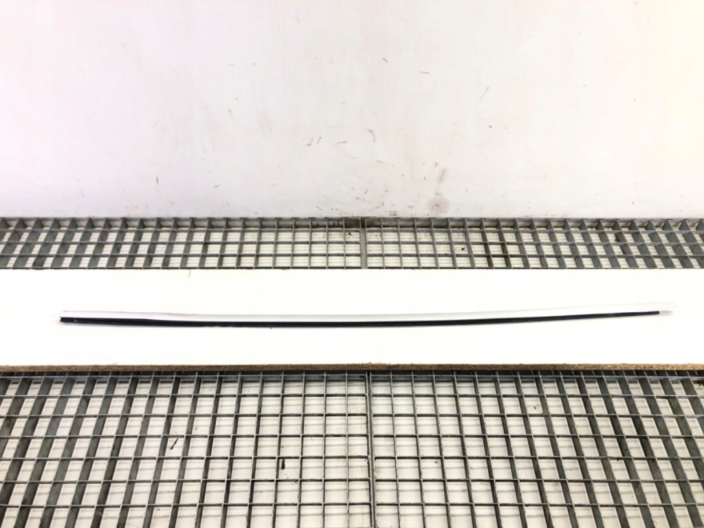 фото №1, Молдинг уплотнитель перед левая bmw 7 f01 08-15