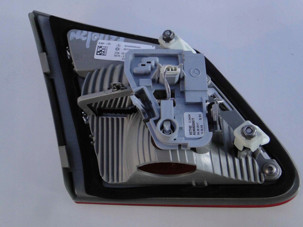 фото №8, Mercedes-benz оригинальный номер a2469066400 лампа задняя комбинированная