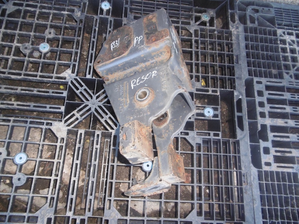 фото №1, Кронштейн кронштейн рессора правый перед magnum dxi 5010574078