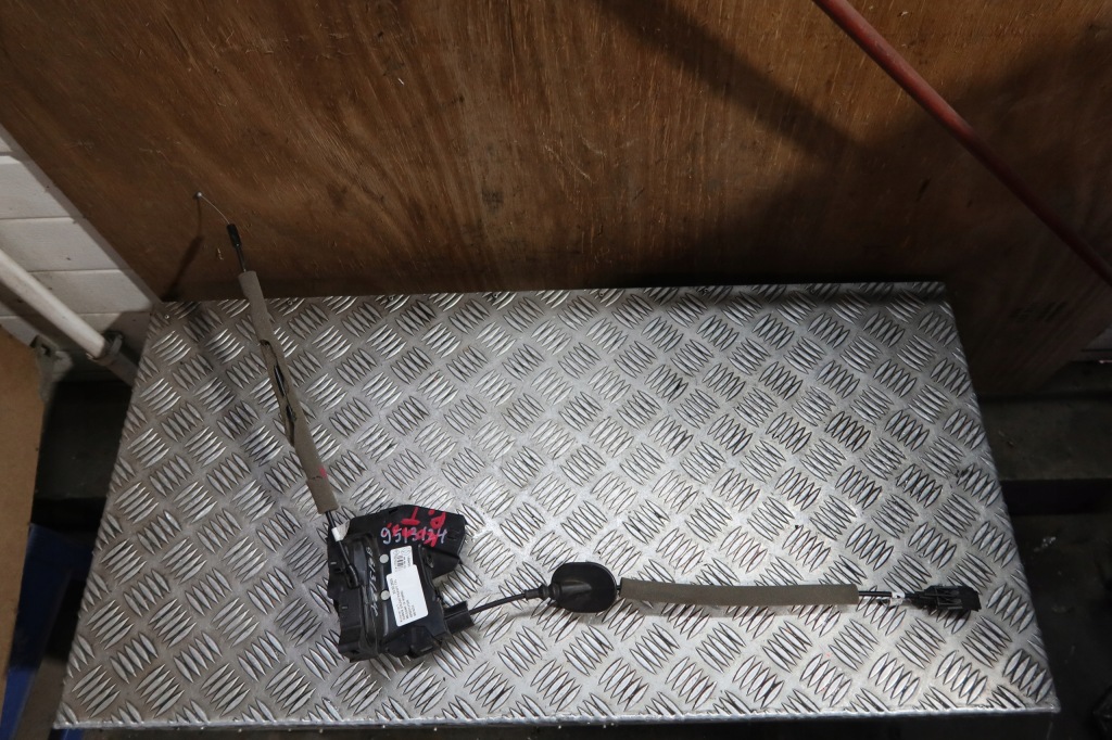 фото №1, Замок дверь правый задняя megane iv kombi 825021410r