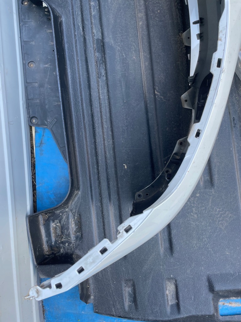 Бампер перед передній tesla model y 1540100-00-b pdc bez ремонт Недорого