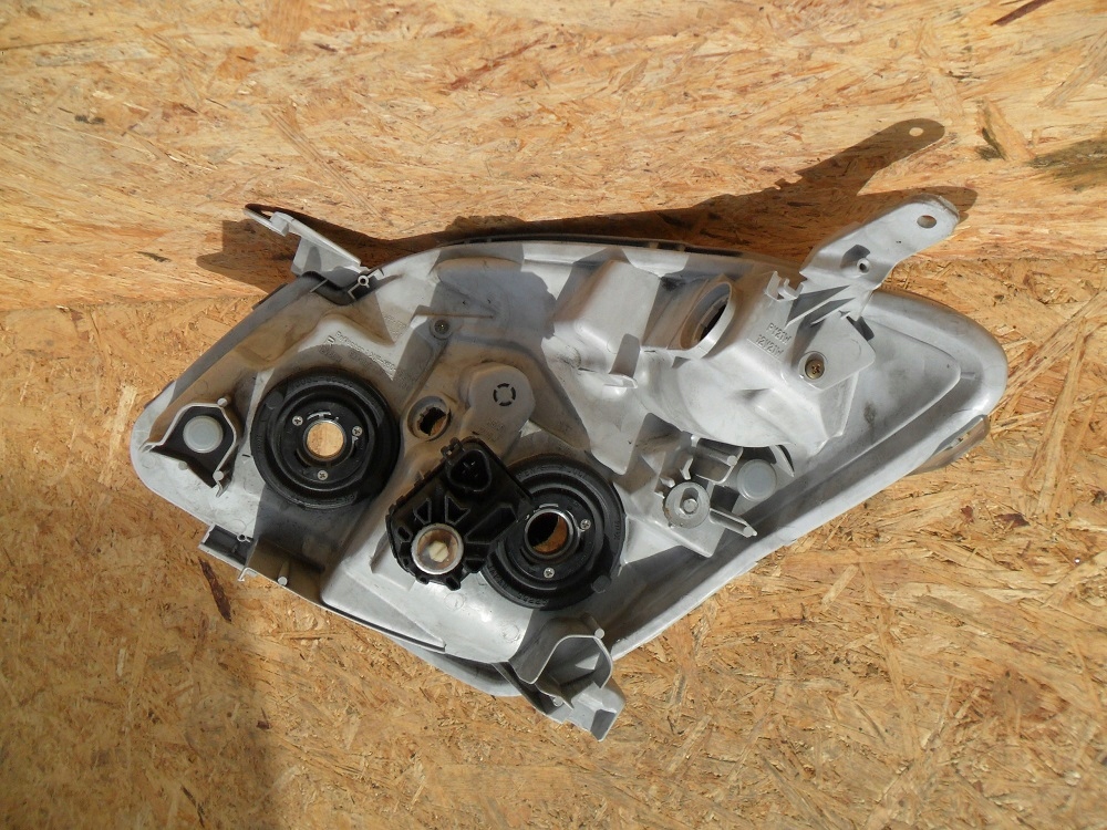 фото №14, Toyota corolla verso e12j 2002- фара правый