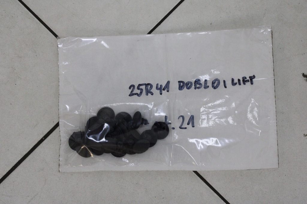 фото №8, Fiat doblo i lift 2004r- шумоизоляция шумоизоляция подкрылок капот + клипсы