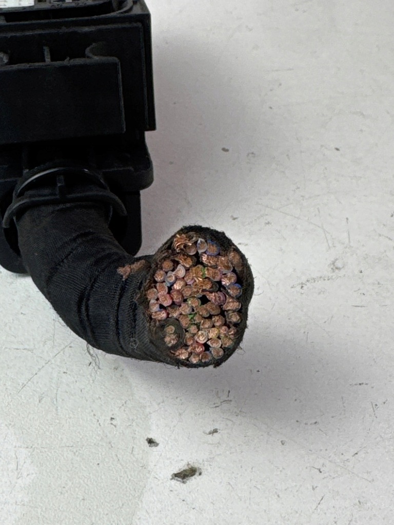 фото №13, Разъёмы штекер колодка блок управления двигателя mercedes w204 2.2