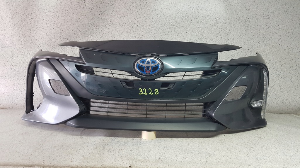 Купити Toyota prius plus prime 2016 - бампер перед 3228