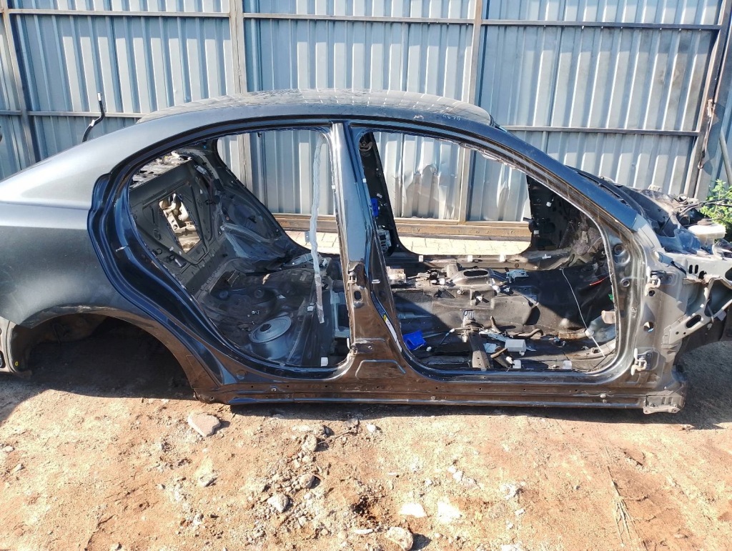 Купити Поріг праві + стійку  середній lexus is 2 1g0