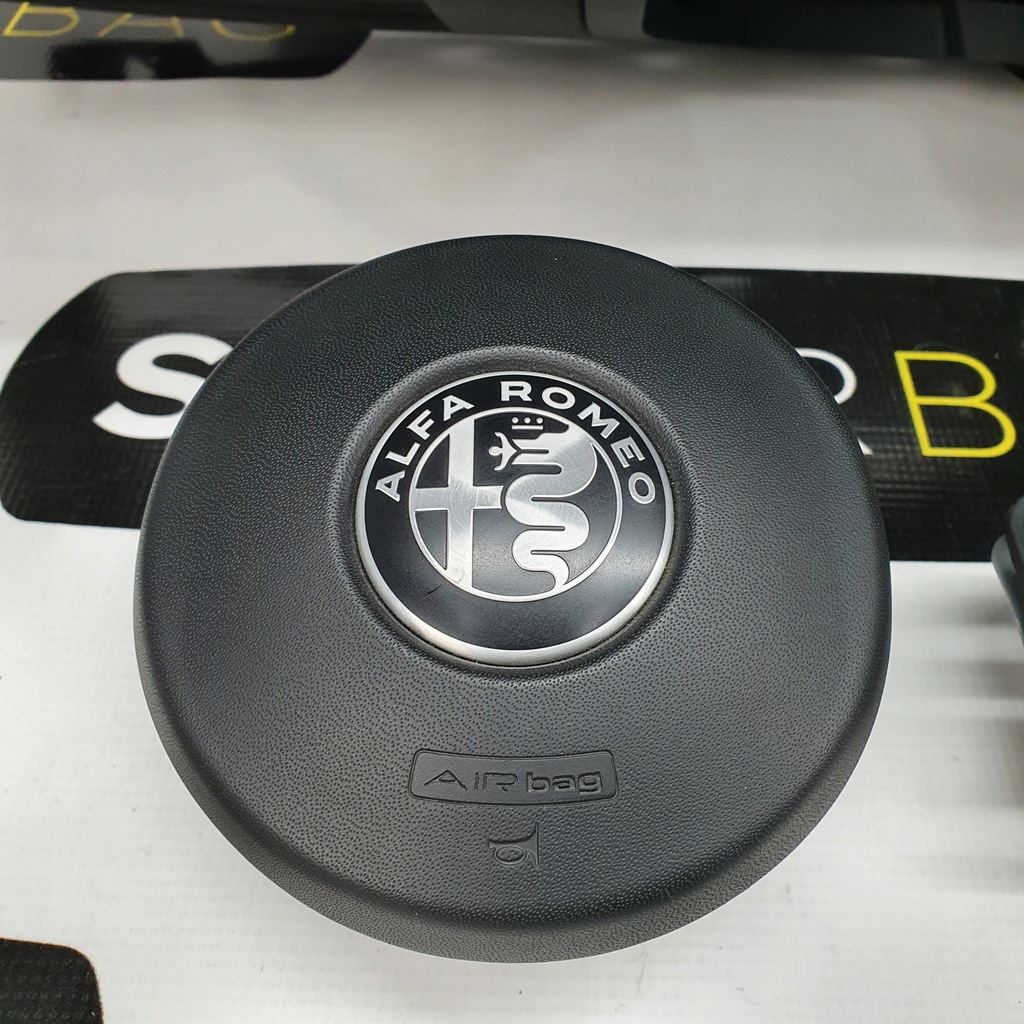 фото №7, Giulia панель приладів консоль зелений нитка подушки безпеки ремені подушка безпеки