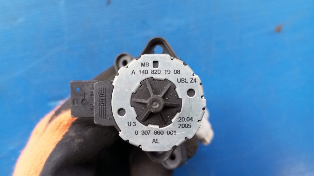 Моторчик регулювання лампи перед a1408201908 alfa romeo 147 mercedes w203 Зі Шроту