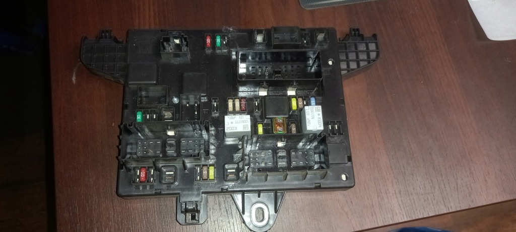 Купити Коробка запобіжників 13368652 opel astra j