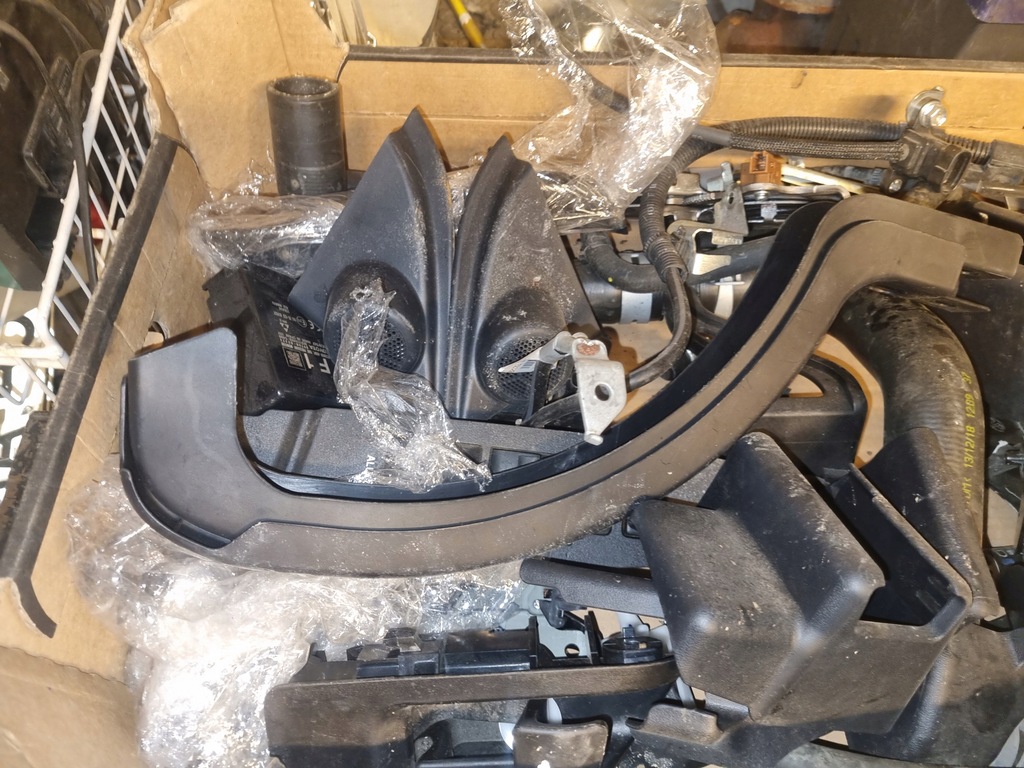 фото №1, Пластик защита петли крышки corolla sedan e16