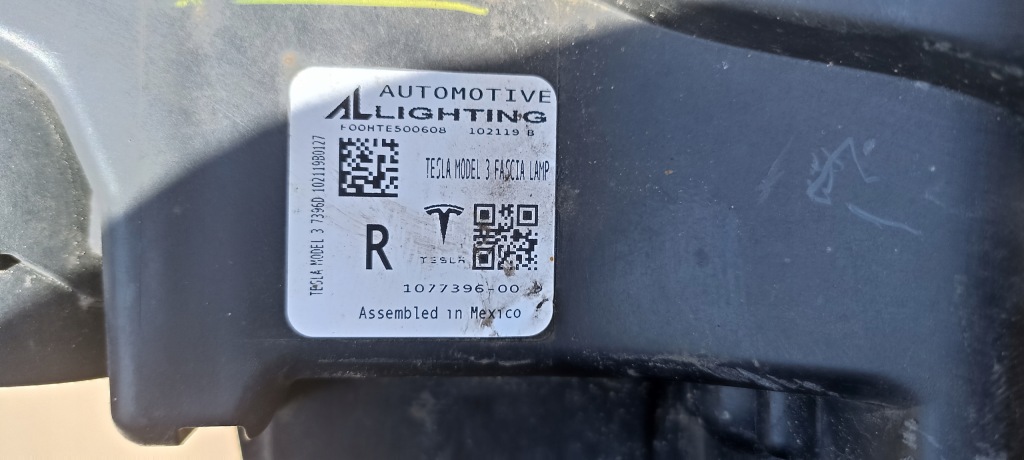 Tesla 3 протитуманна фара передній правий led drl 1077396-00-d Ціна
