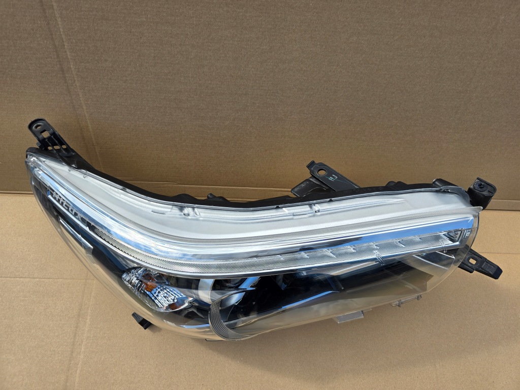 фото №2, Toyota hilux viii лампа правая led 2015 -