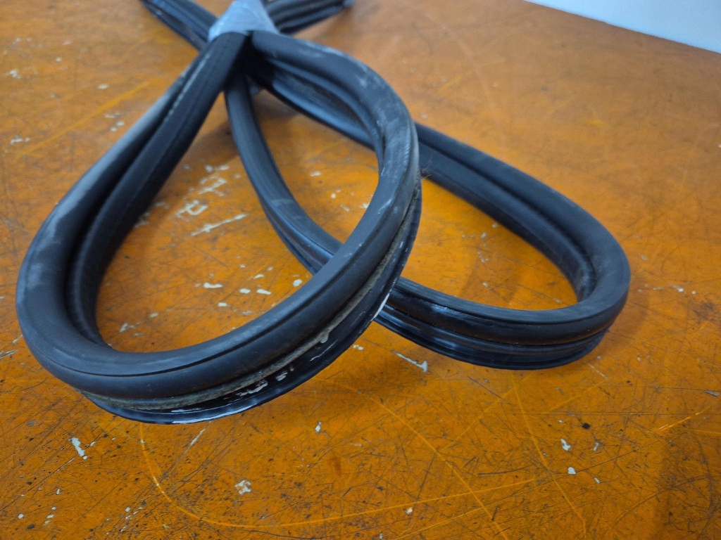 Peugeot 107 05-08 прокладка кришки багажника задній задня в Україні