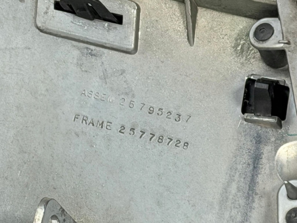 Cadillac escalade 07-14r решітка  решітка радіатора решітка радіатора передній оригінал oem Зі Шроту