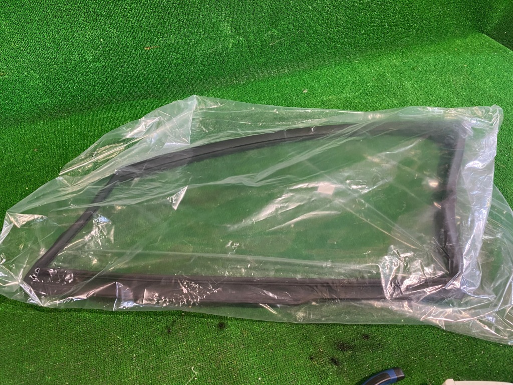 фото №1, Направляющая стекло левая передняя прокладка porsche panamera 971