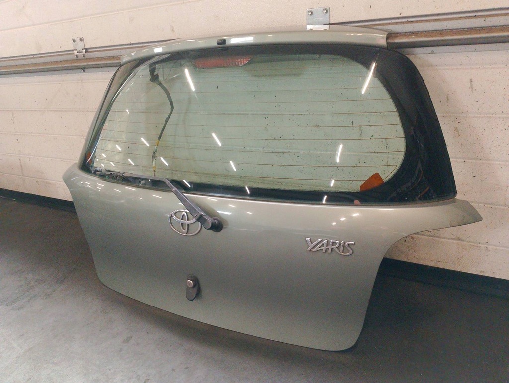 фото №11, Kompletny задня кришка багажника бампер лампа toyota yaris i po рестайлінг 6s4