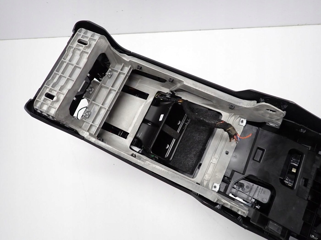 фото №13, Тунель підлокітник зарядний пристрій роз'єм usb europa audi e-tron 4ke 22r