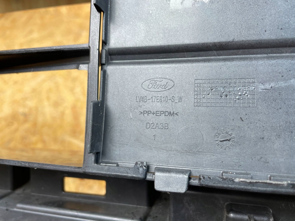Решётка средняя бампера передний ford kuga mk3 st-line lv4b-17k945-s 19- Недорого
