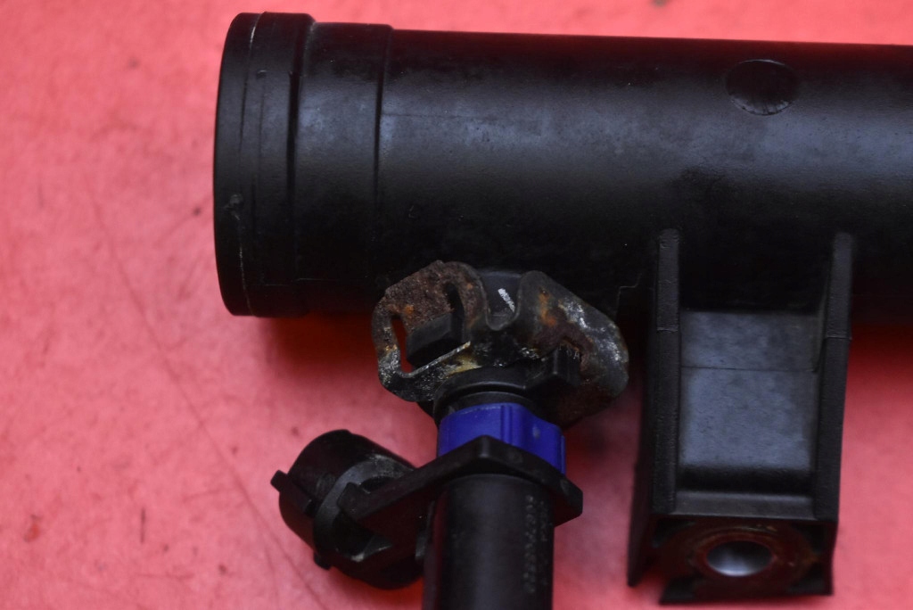 фото №11, Молдинг впрыскная форсунки 9628084680 citroen c4 picasso 1 i 2.0 16v 143 km