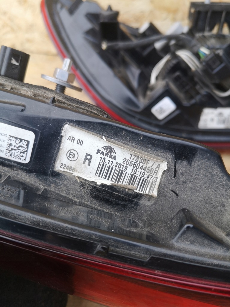 фото №9, Renault clio v лампа правый задняя 265509761r комплект