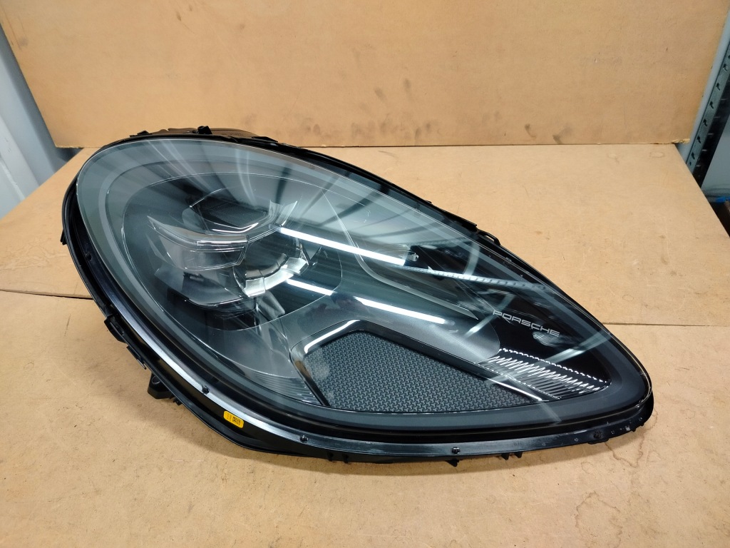 Купити Porsche macan рестайлінг  full led excl ece rv фара правий ідеальна