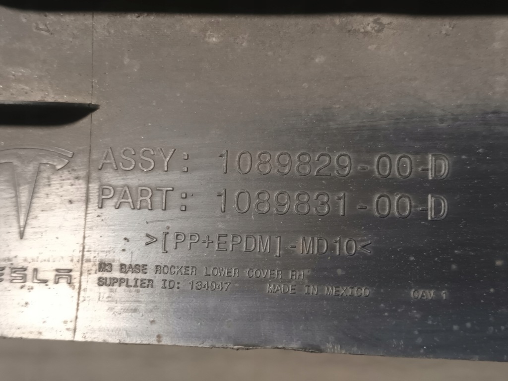 Молдинг поріг права tesla model 3 поріг правий Доставка