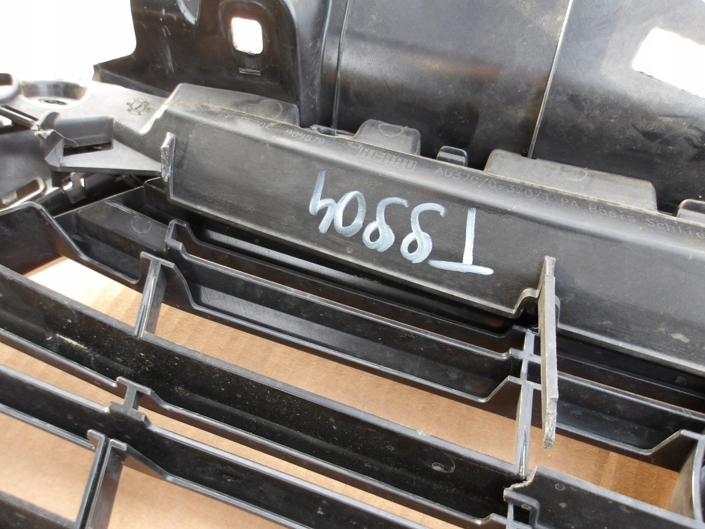 Решітка радіатора решітка радіатора права audi a3 8v рестайлінг  8v5853651t 8v3853919 Недорого