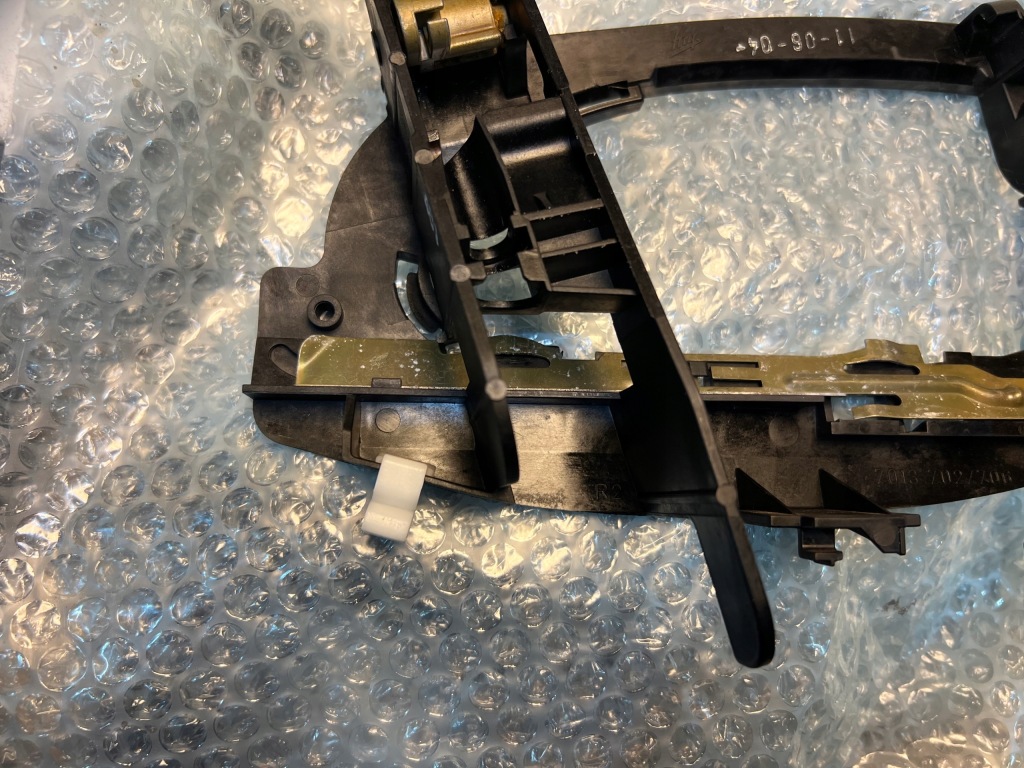 Bmw e65 кронштейн ручка правый  перед европа  7191574 Недорого