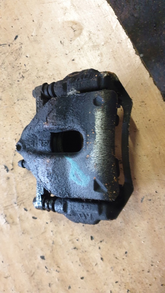 фото №1, Toyota auris i суппорт правый перед 1.4 d4d