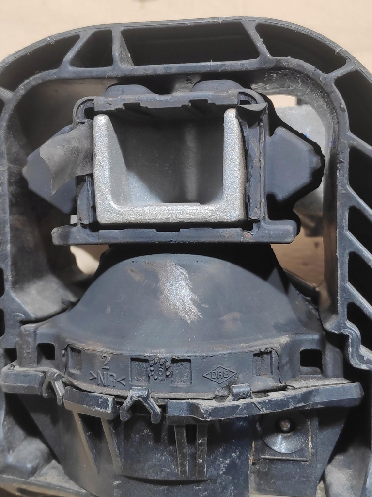 Кронштейн подушка двигуна кронштейн 1.2tce renault megane iv 112846249r Недорого