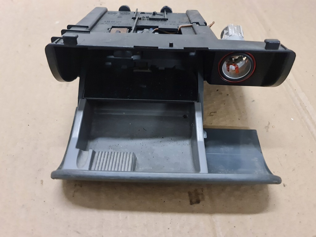фото №8, Пепельница разъём 12v audi tt 8n серая 8n0857951