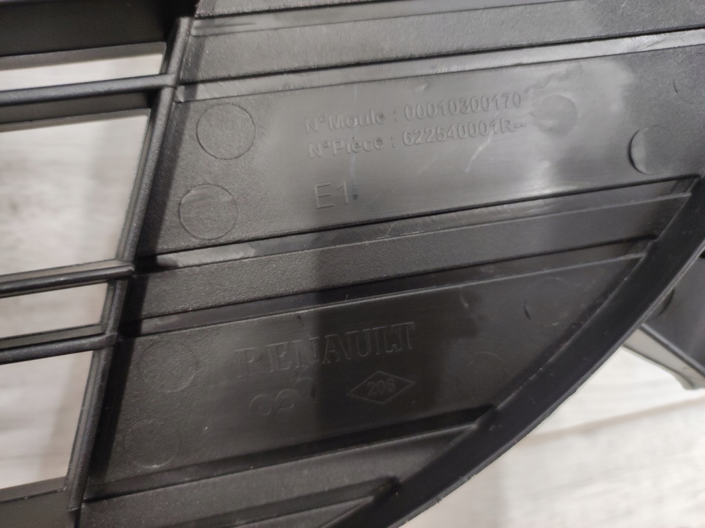 Решётка средняя бампера передний renault megane 3 622540001r с Разборки