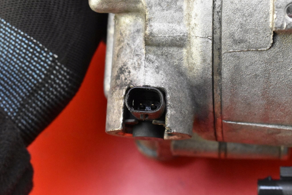 Компрессор насос кондиционера 13335254 opel astra 4 iv j 1.6 twinport 115 km с Разборки