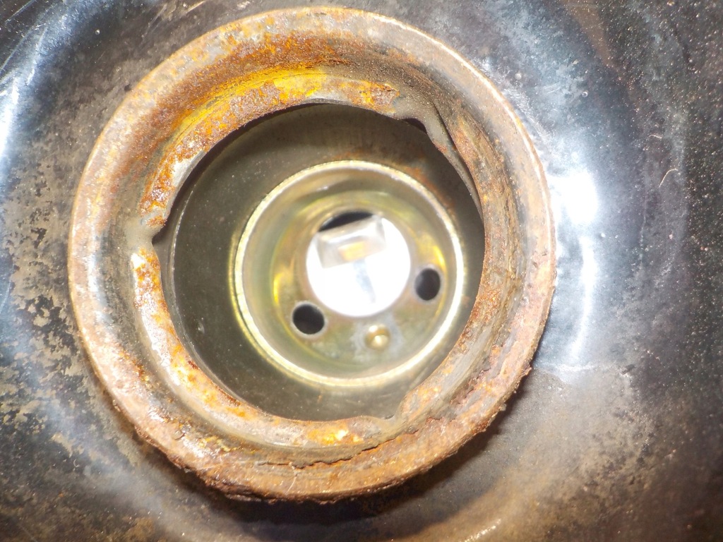 фото №4, Nissan x-trail t30 2.5 заливна горловина труба заливної пального