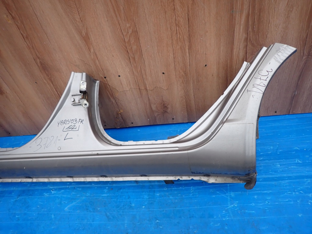 фото №3, Toyota yaris i 99-05 поріг лівий 1d2