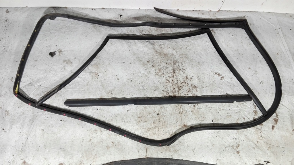 фото №1, Уплотнители стекло левый задняя kpl mercedes w203