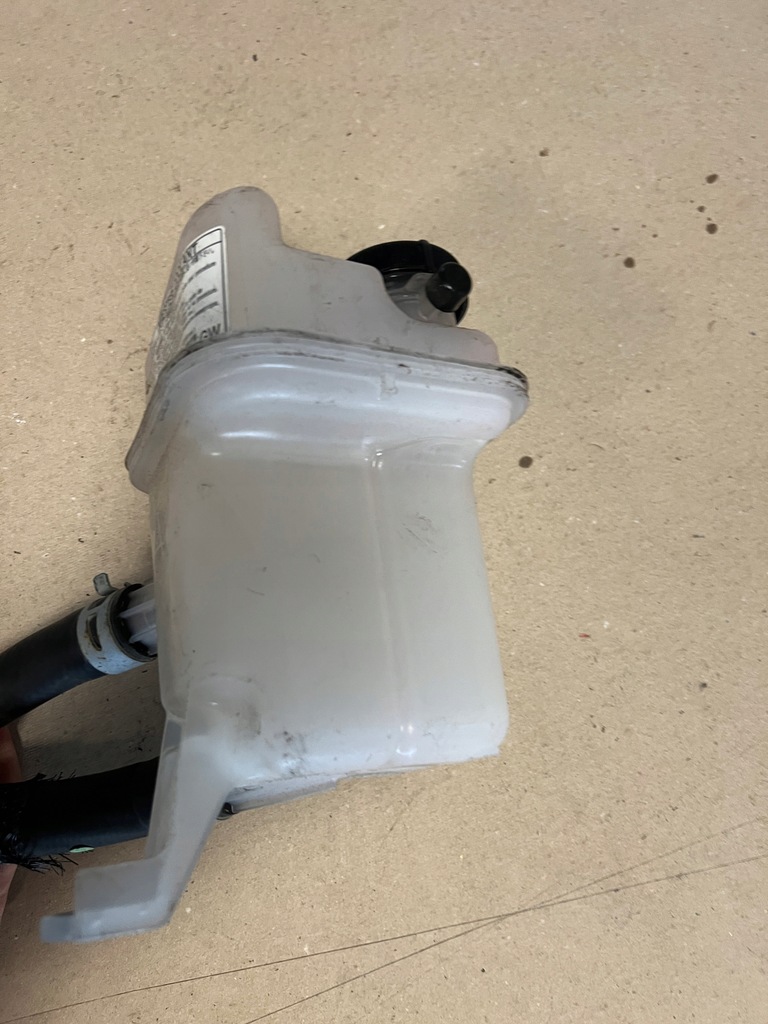 фото №8, Toyota auris ii гибрид бачок расширительный