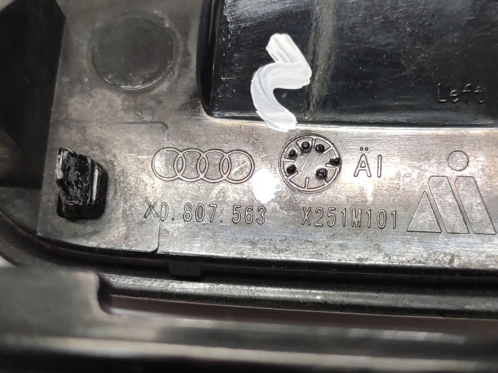 Купити Audi a1 8x заглушка фара ліве перед 8x0807563