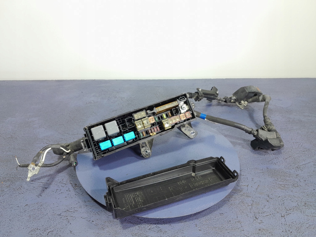 Lexus is 3 xe30 рестайлінг  2.0 t 245 km коробка запобіжників в Україні