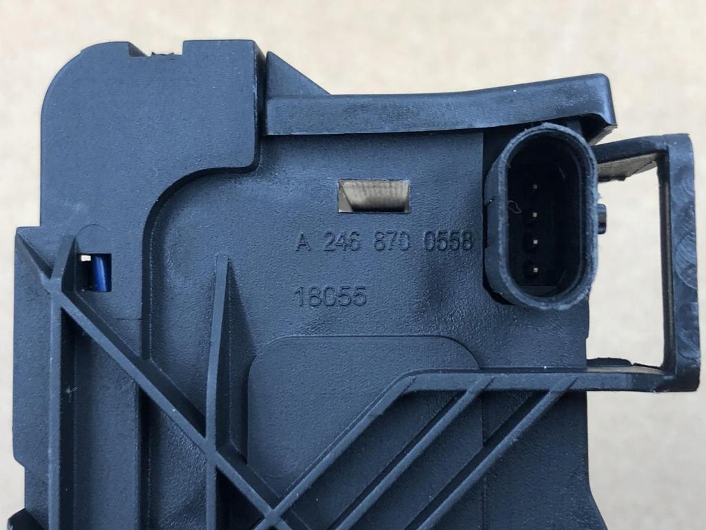 Вимикач засувка блокування капот двигуна merc w117 w156 w176 w242 a2468700558 Київ