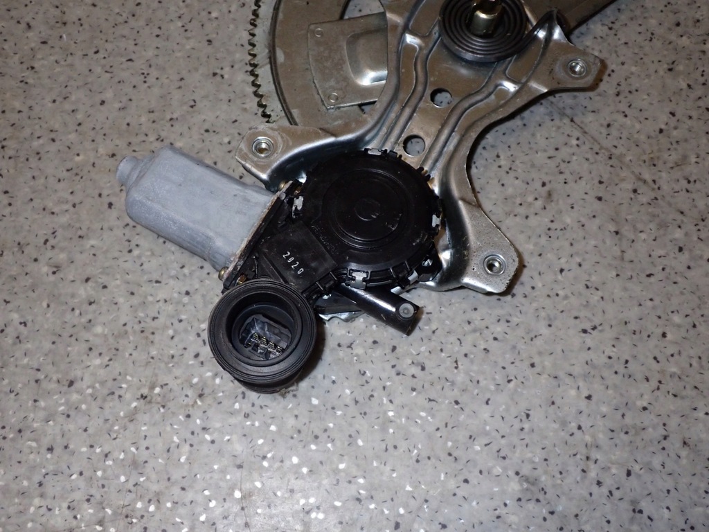 фото №6, Avensis verso 02-07 подъемник стекло задний правый